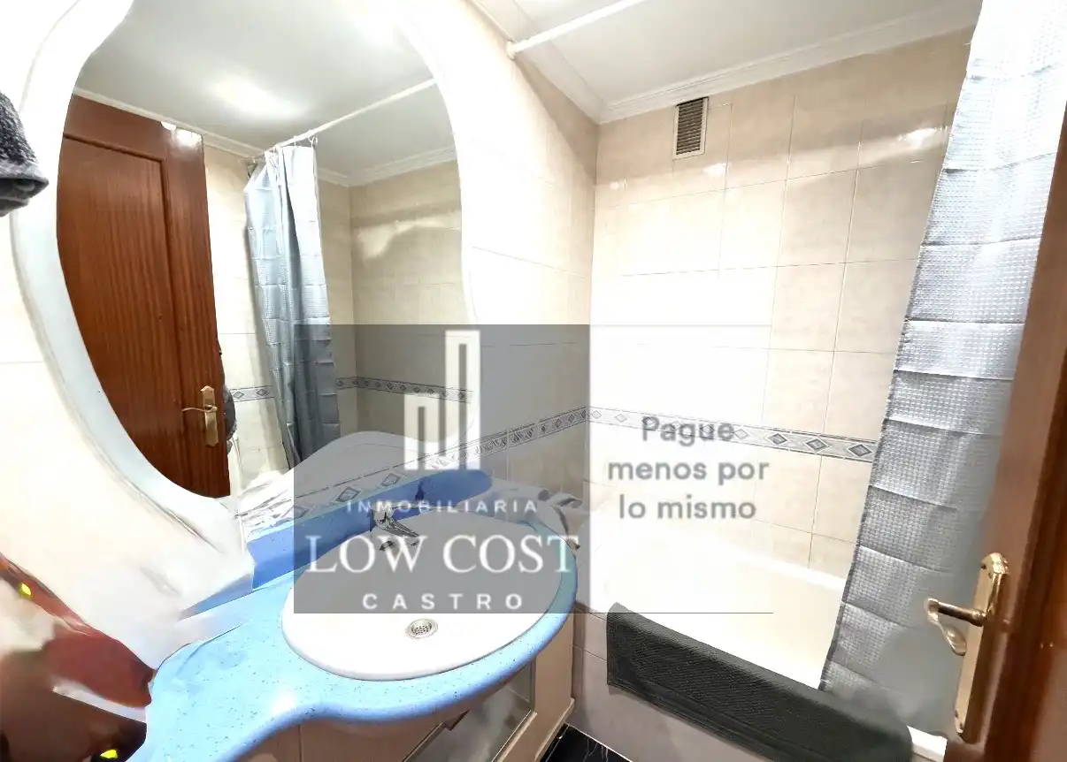 Baño de Ático en venta en Castro-Urdiales con Calefacción, Terraza y Balcón