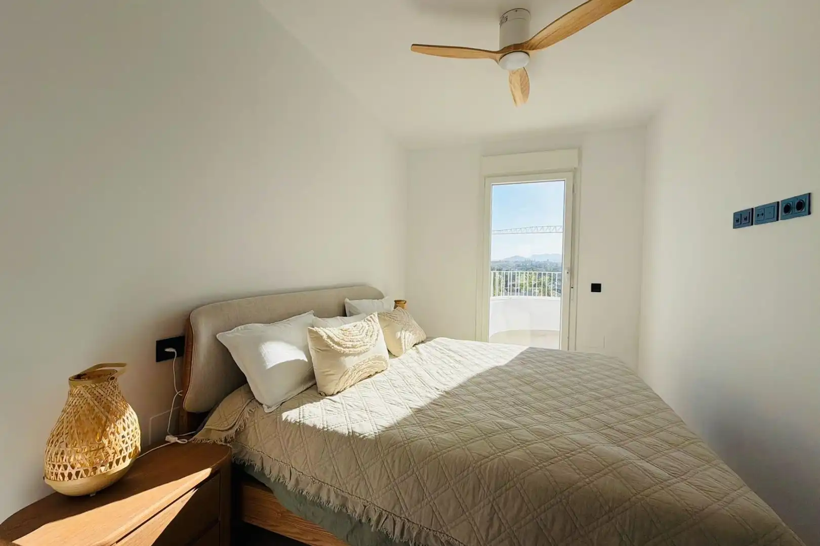 Dormitori de Apartament de lloguer en Fuengirola amb Balcó