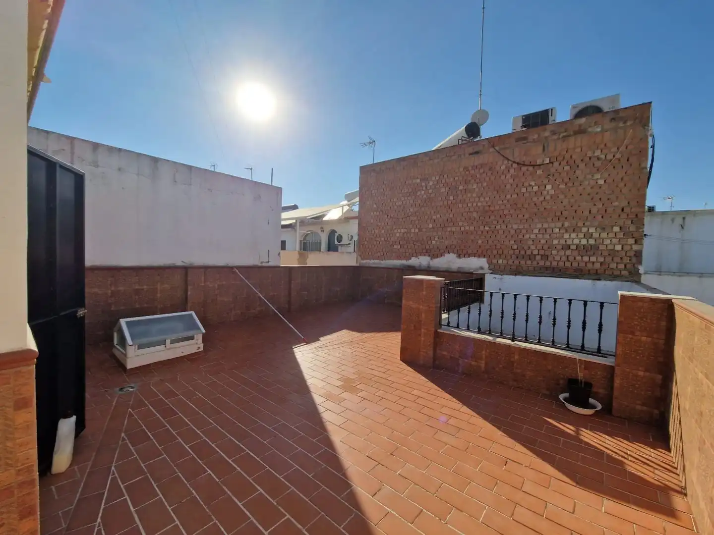 Vista exterior de Casa o xalet en venda en Lora del Río amb Aire condicionat, Calefacció i Terrassa