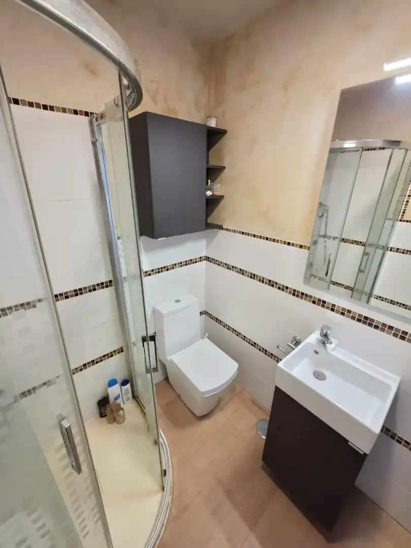 Baño de Piso en venta en Carmona con Aire acondicionado, Amueblado y Balcón