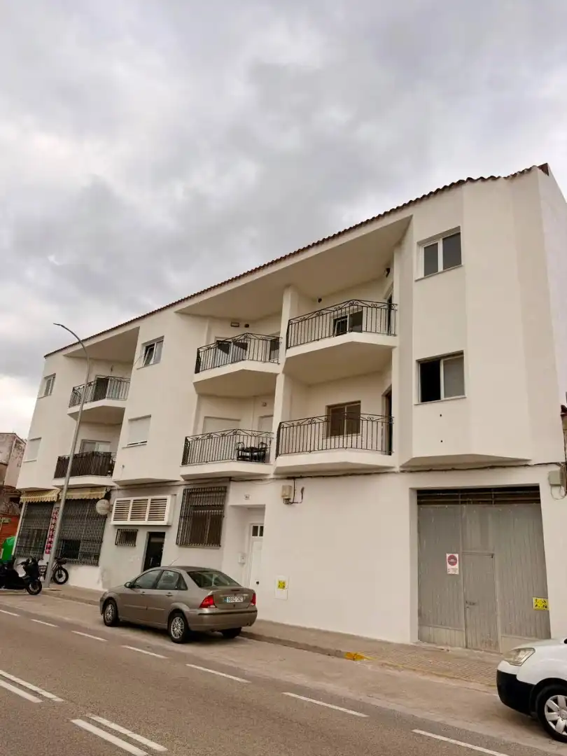 Außenansicht von Wohnung zum Verkauf in Ador mit Klimaanlage, Ofen und Waschmaschine