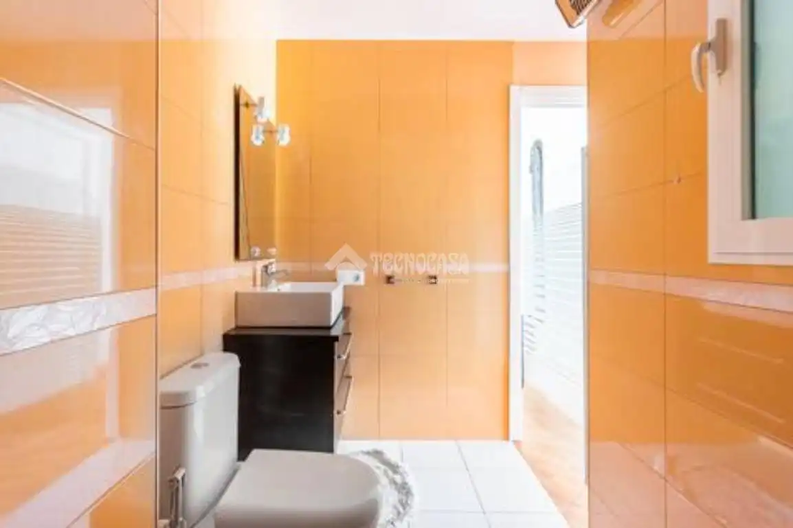 Baño de Piso en venta en Alicante / Alacant con Aire acondicionado y Balcón