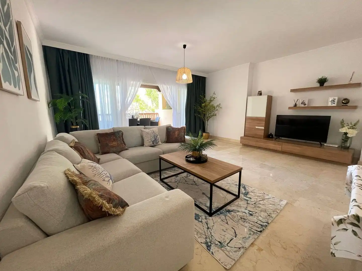 Sala de estar de Apartamento en venta en Benahavís con Terraza, Amueblado y Piscina comunitaria