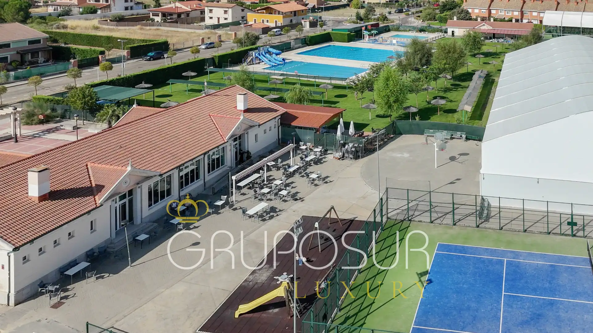 Schwimmbecken von Einfamilien-Reihenhaus zum Verkauf in Aldeamayor de San Martín mit Heizung, Privatgarten und Parkett