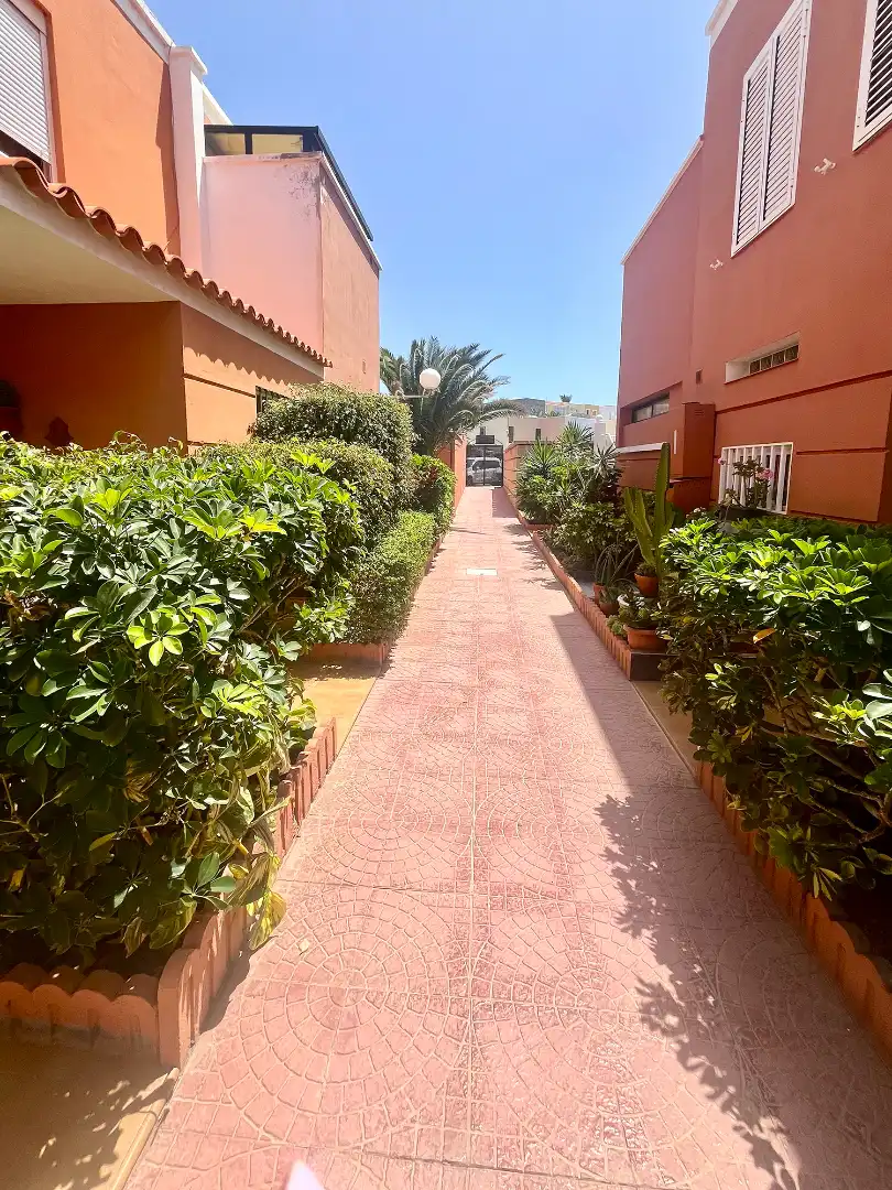 Vista exterior de Casa adosada en venda en Granadilla de Abona amb Aire condicionat, Moblat i Piscina comunitària