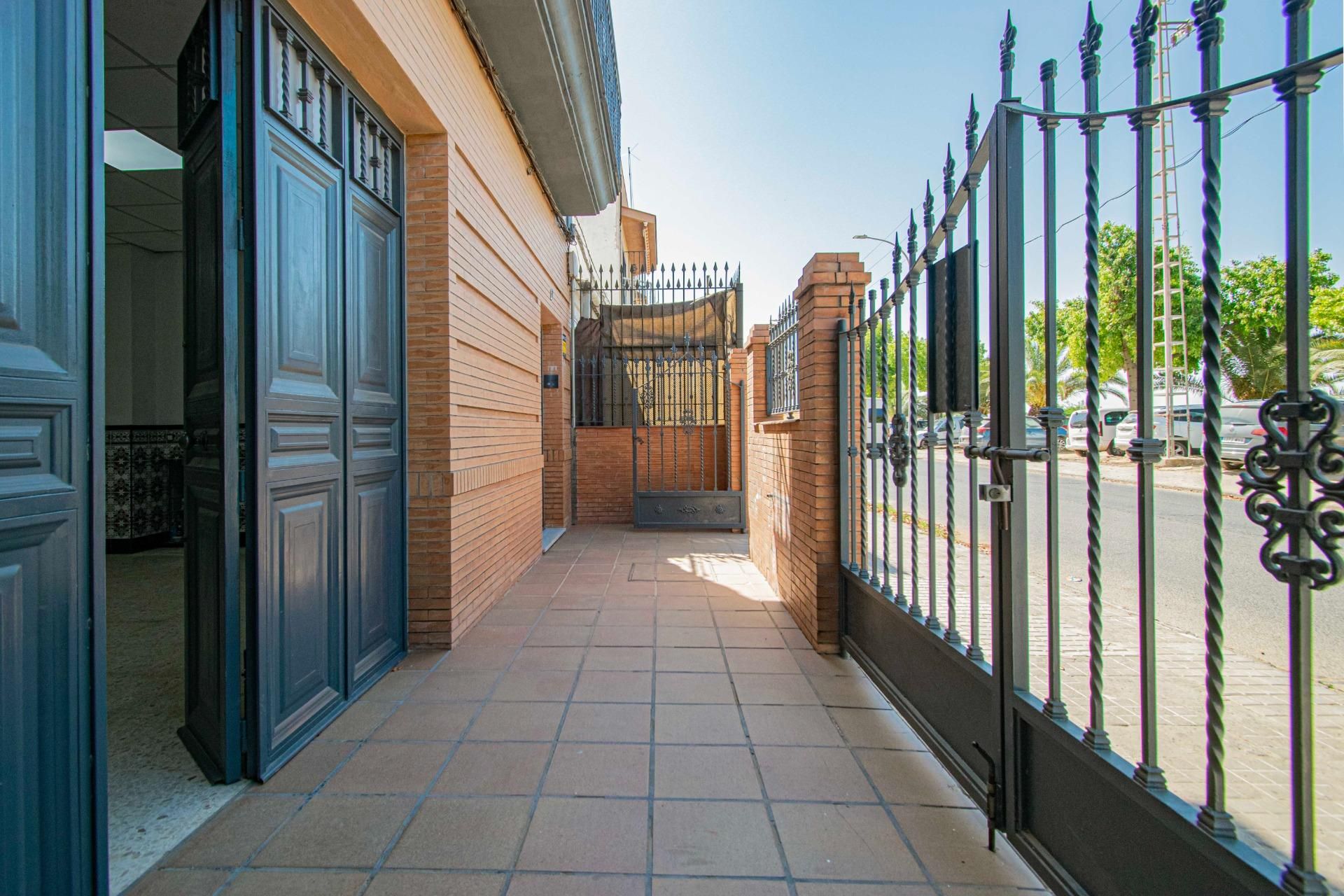 Vista exterior de Casa o xalet en venda en  Sevilla Capital amb Aire condicionat, Terrassa i Alarma