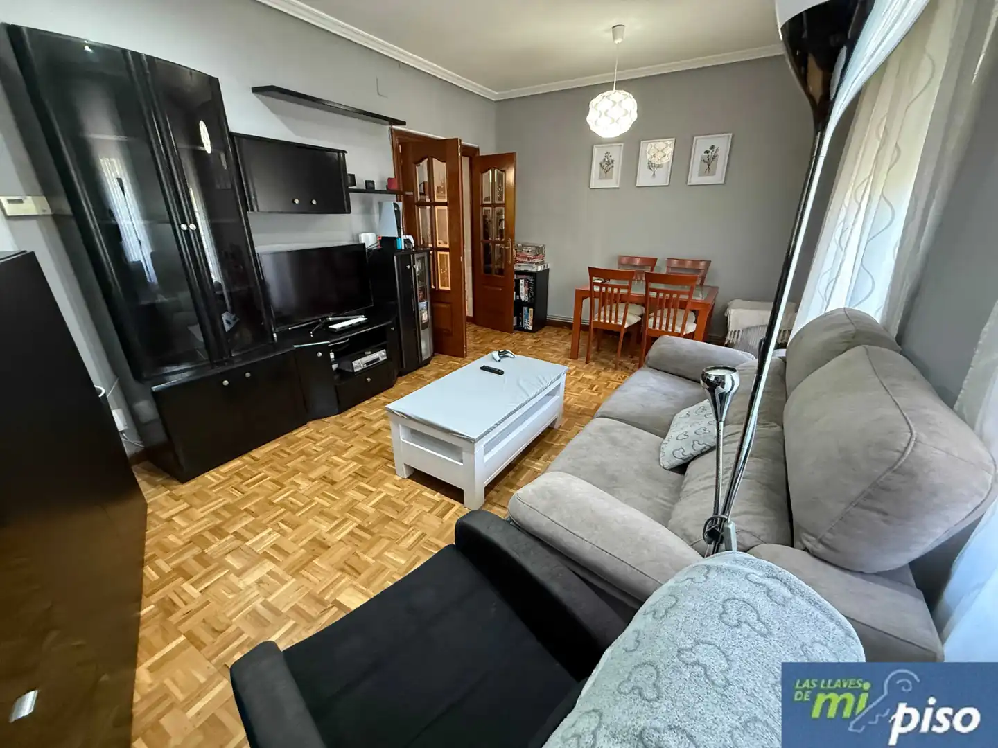 Living room of Flat for sale in Valladolid  with Heating, Parquet flooring and Furnished