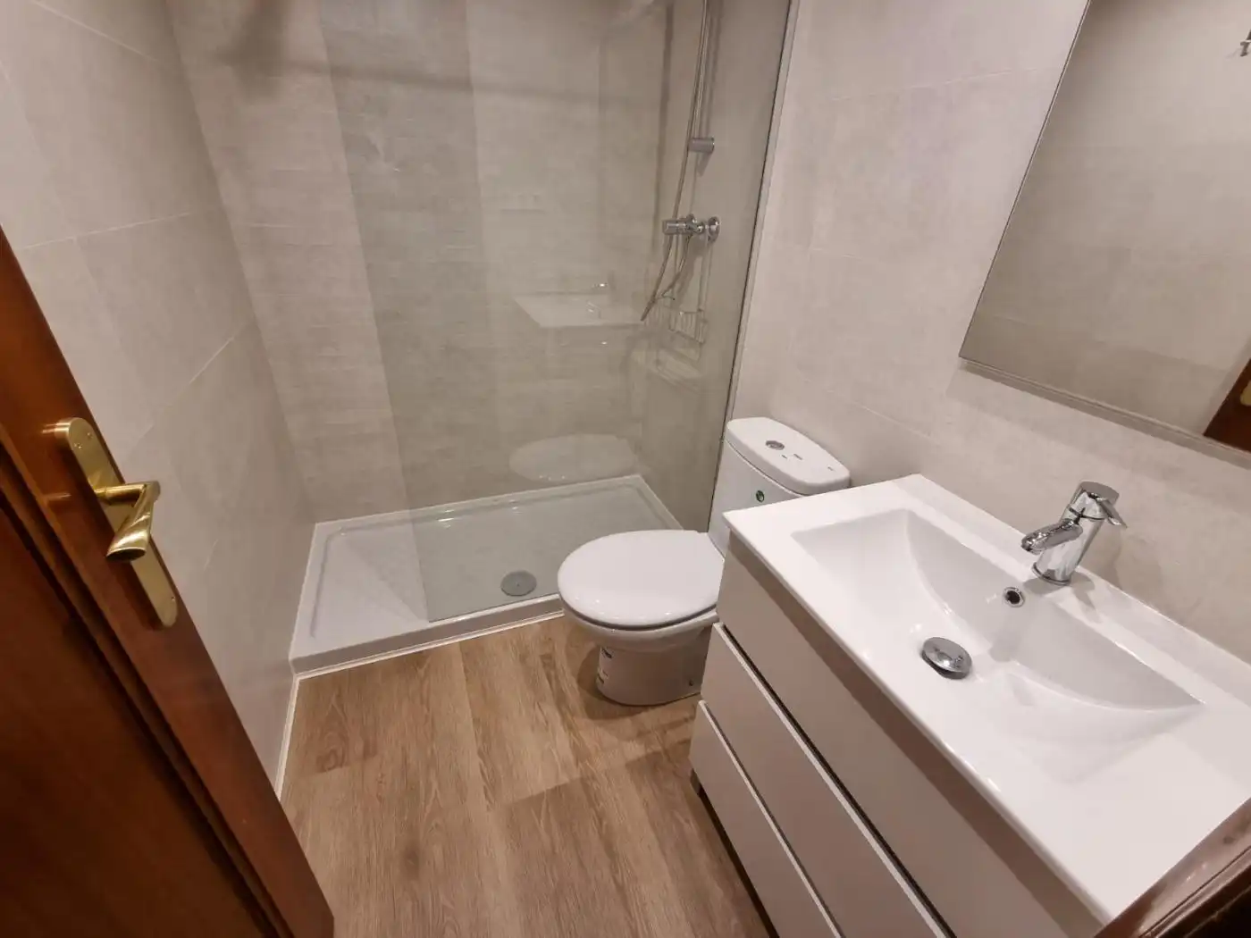 Baño de Piso de alquiler en Zaragoza con Calefacción, Parquet y Horno