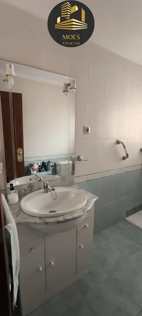 Badezimmer von Wohnung zum Verkauf in Linares mit Klimaanlage, Heizung und Terrasse