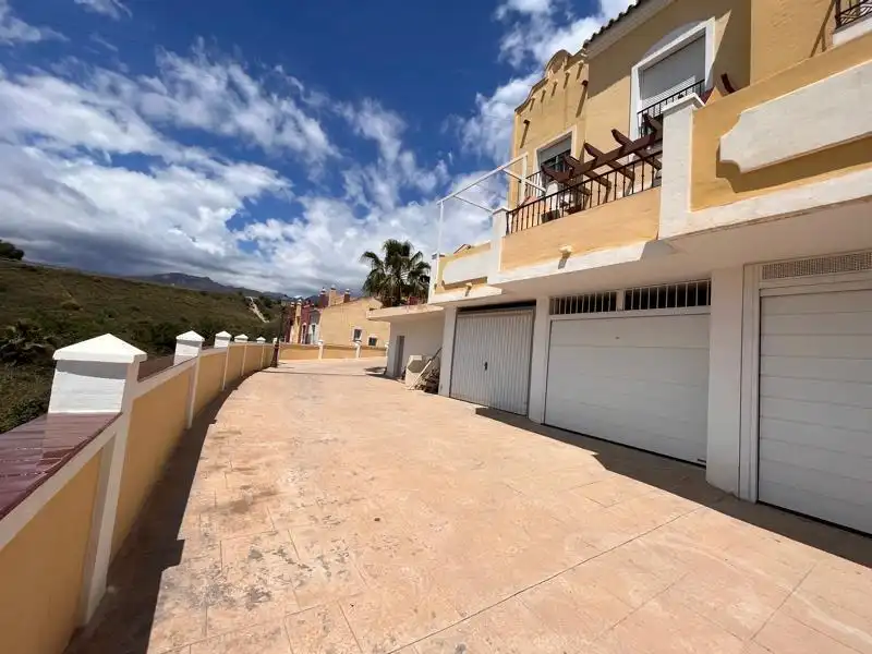 Vista exterior de Dúplex en venta en Nerja con Jardín privado