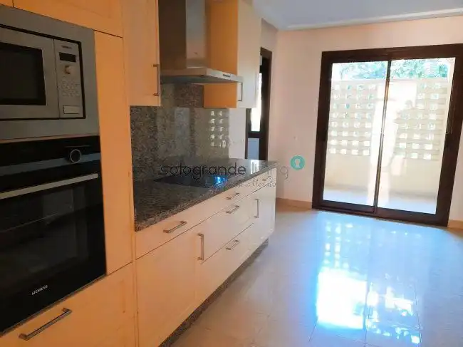 Cuina de Apartament de lloguer en Sotogrande amb Aire condicionat, Calefacció i Terrassa
