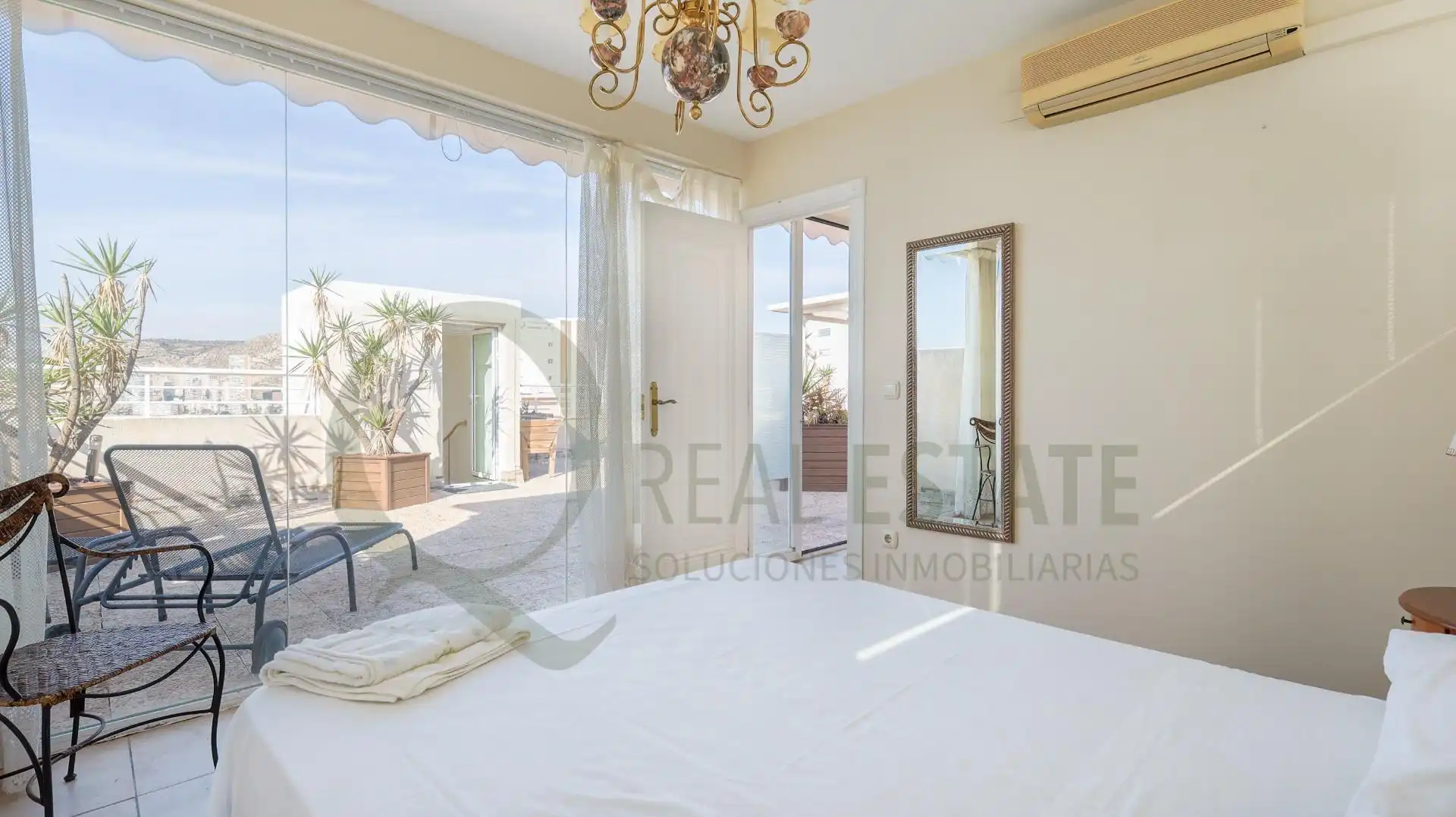Terrasse von Dachboden zur Miete in Alicante / Alacant mit Klimaanlage, Privatgarten und Terrasse