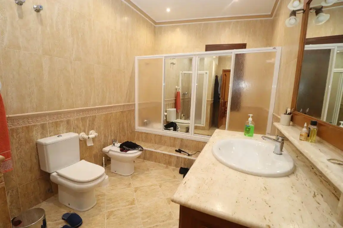 Baño de Casa o chalet de alquiler en Guaro con Jardín privado, Terraza y Trastero