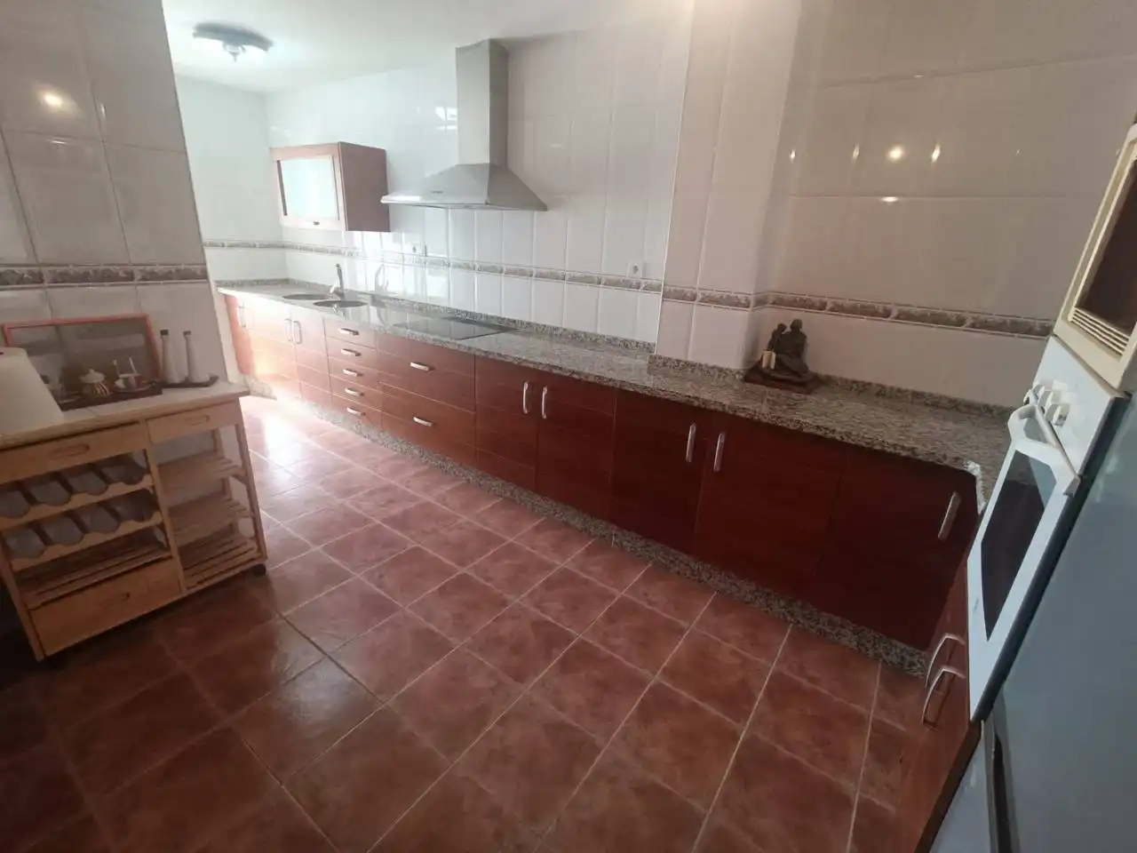 Cuina de Casa o xalet en venda en Villanueva Mesía amb Jardí privat, Terrassa i Moblat