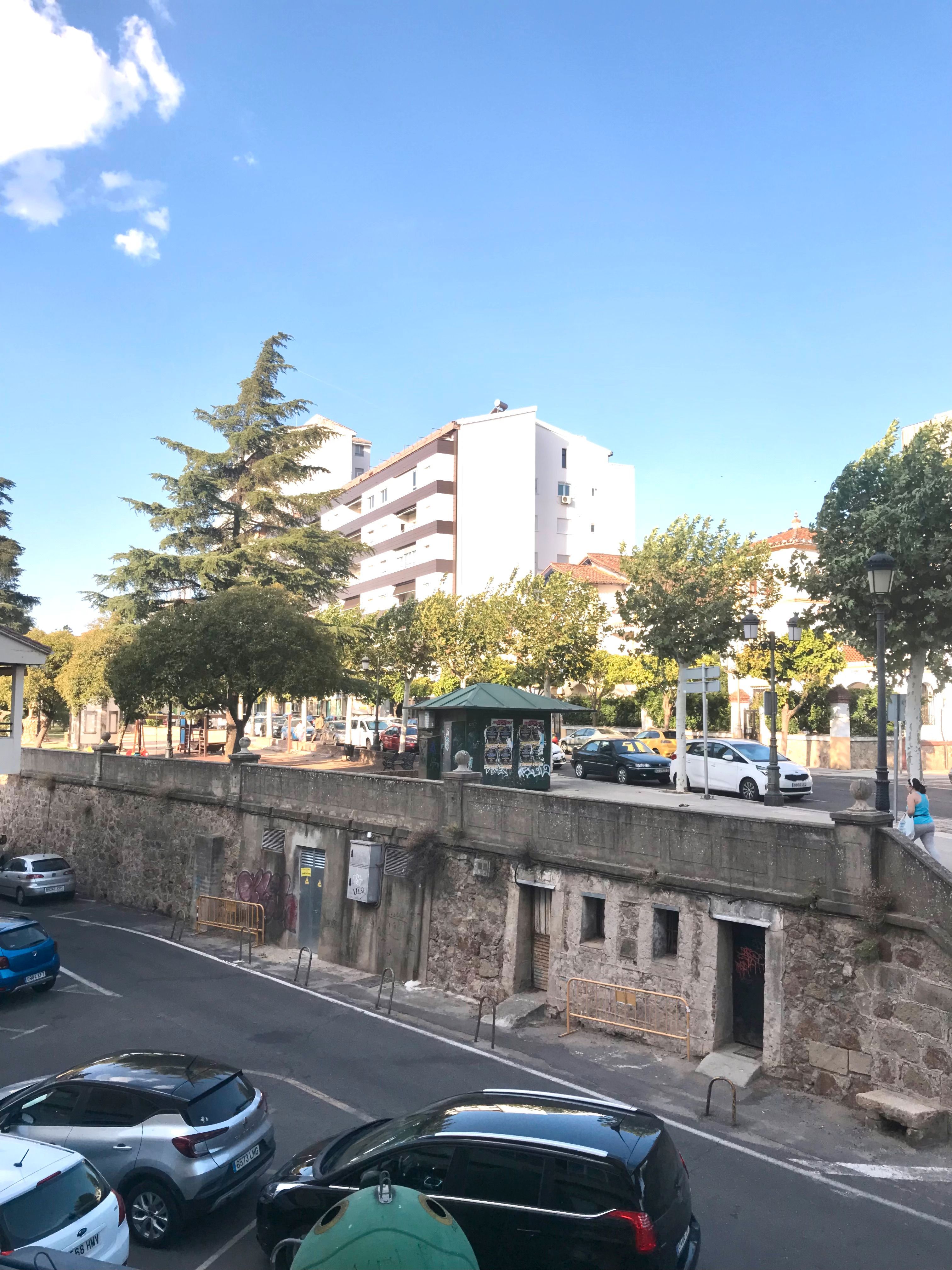 Vista exterior de Pis en venda en Plasencia amb Calefacció, Parquet i Balcó