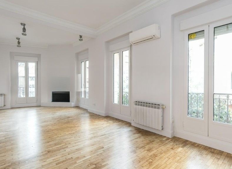 Living room of Flat to rent in  Madrid Capital  with Air Conditioner, Heating and Parquet flooring