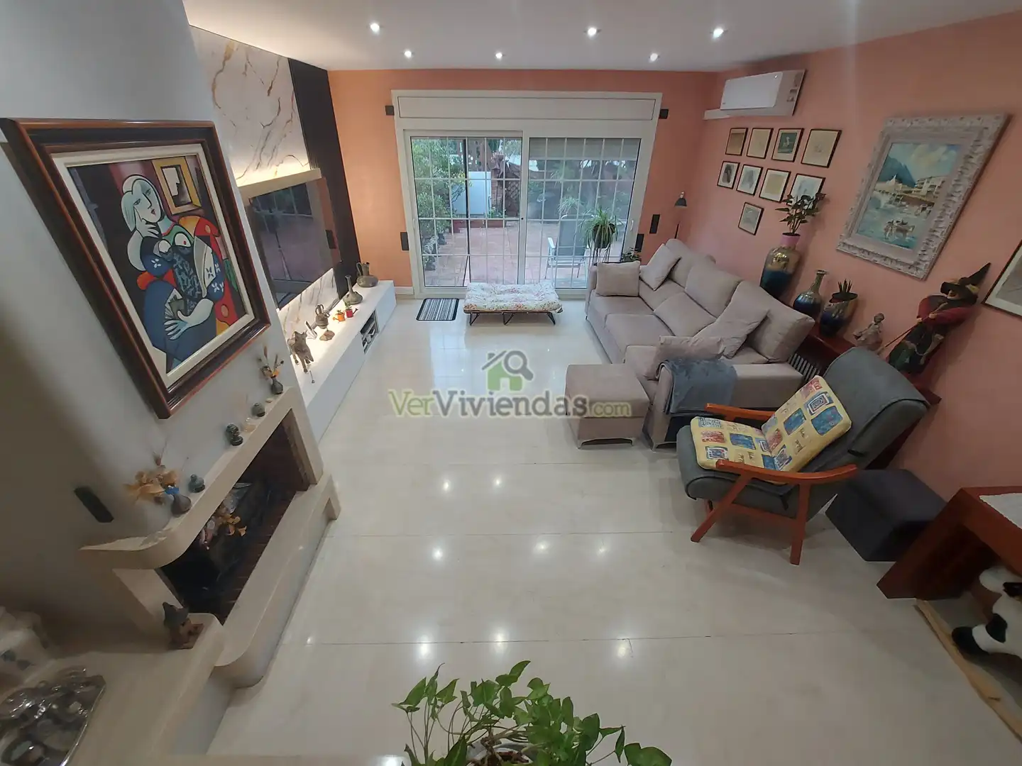 Sala de estar de Casa adosada en venta en Sant Llorenç d'Hortons con Aire acondicionado, Calefacción y Jardín privado