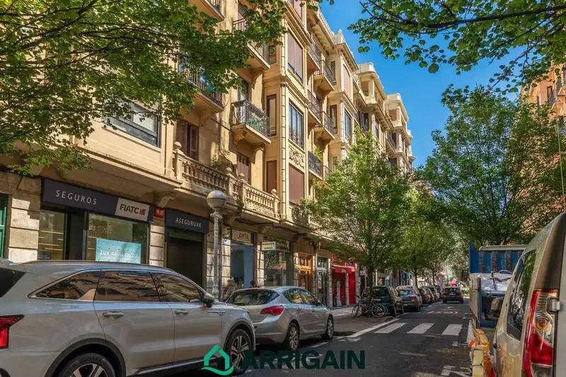 Außenansicht von Wohnung zum Verkauf in Donostia - San Sebastián  mit Balkon