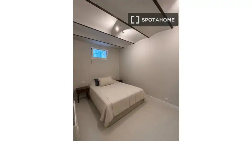 Flat for rent in Madrid  with Air Conditioner, Heating and Furnished