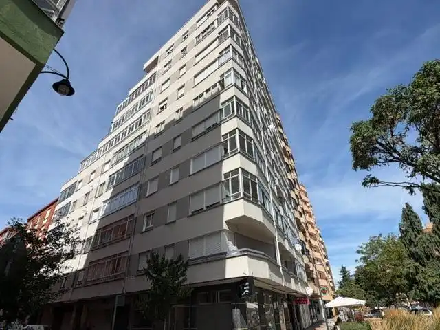 Vista exterior de Piso en venta en León Capital  con Calefacción