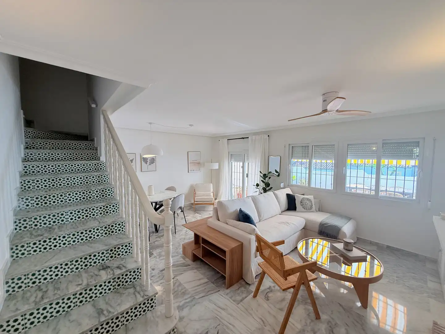 Sala d'estar de Casa adosada de lloguer en Marbella amb Aire condicionat, Terrassa i Piscina