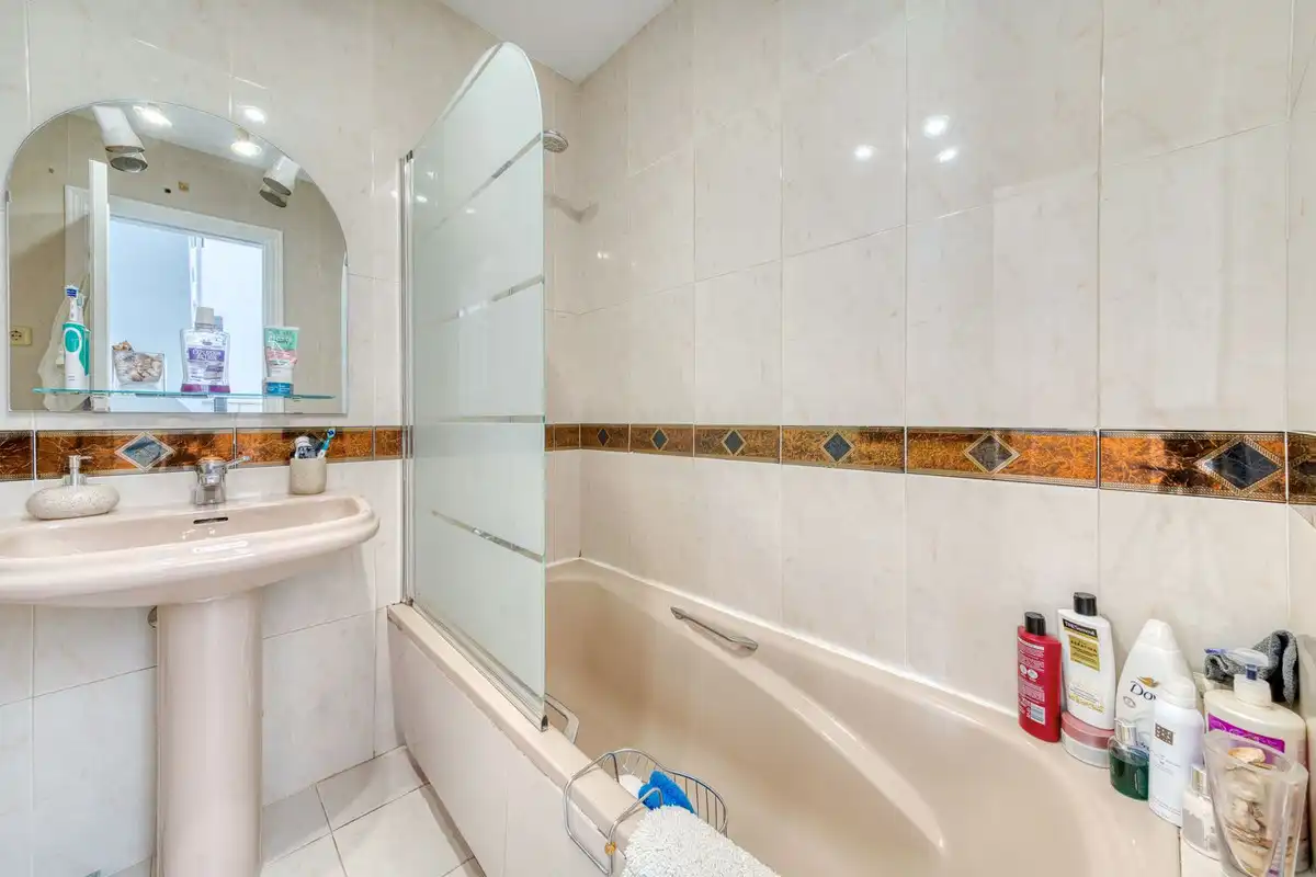 Baño de Casa adosada en venta en Estepona con Jardín privado, Terraza y Piscina comunitaria
