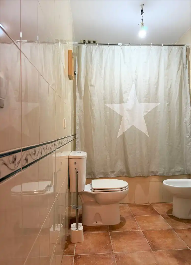 Badezimmer von Einfamilien-Reihenhaus zum Verkauf in Dos Hermanas mit Klimaanlage, Möbliert und Ofen