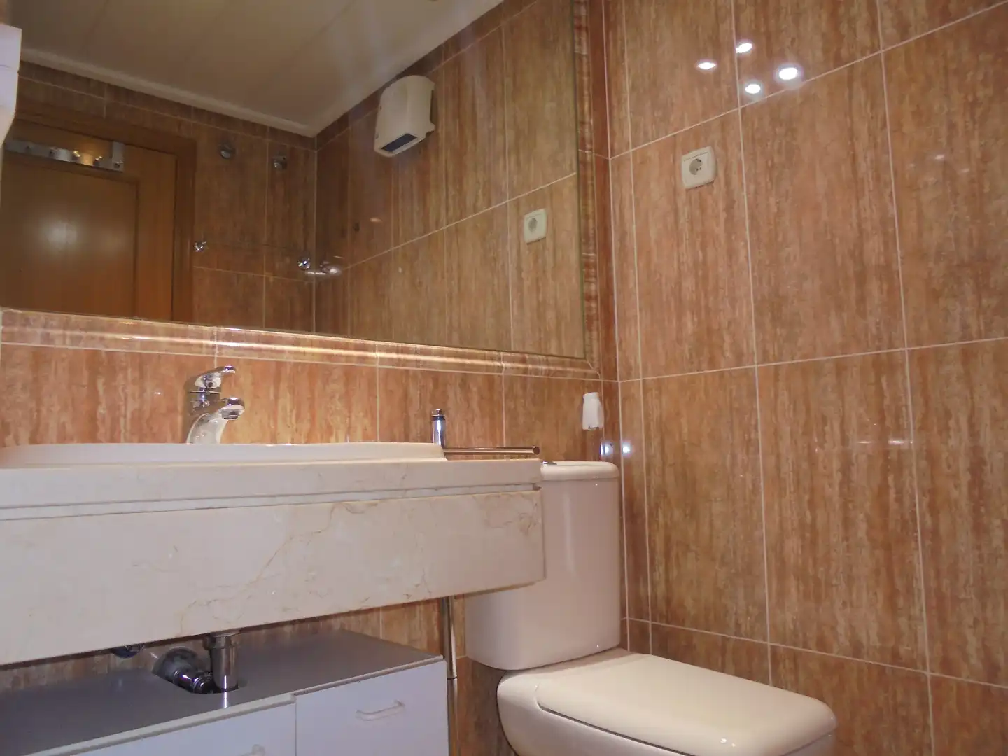 Baño de Piso de alquiler en Madrid con Aire acondicionado, Calefacción y Trastero