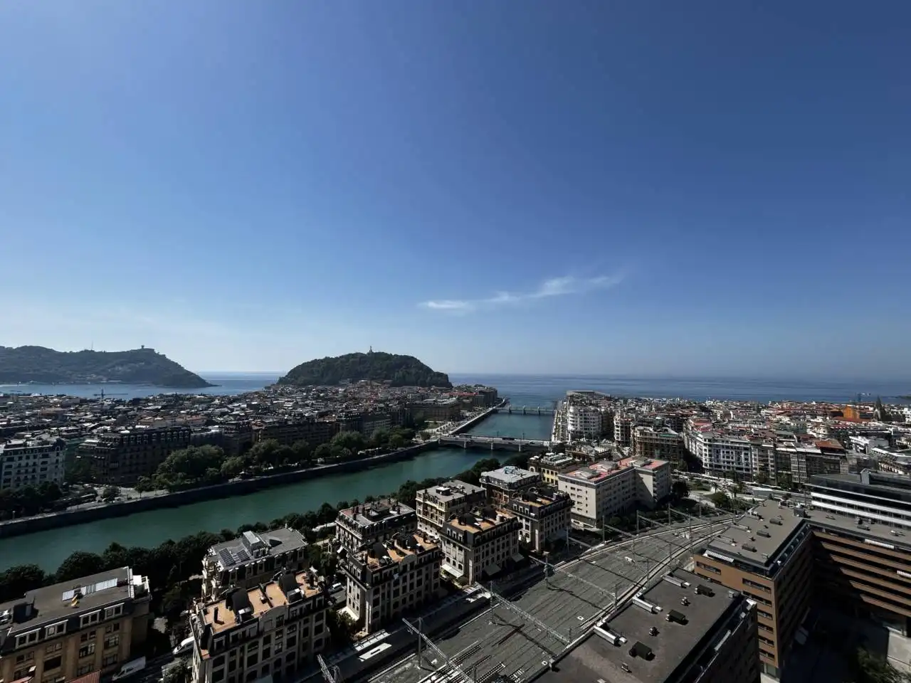 Vista exterior de Pis en venda en Donostia - San Sebastián  amb Calefacció, Traster i Alarma