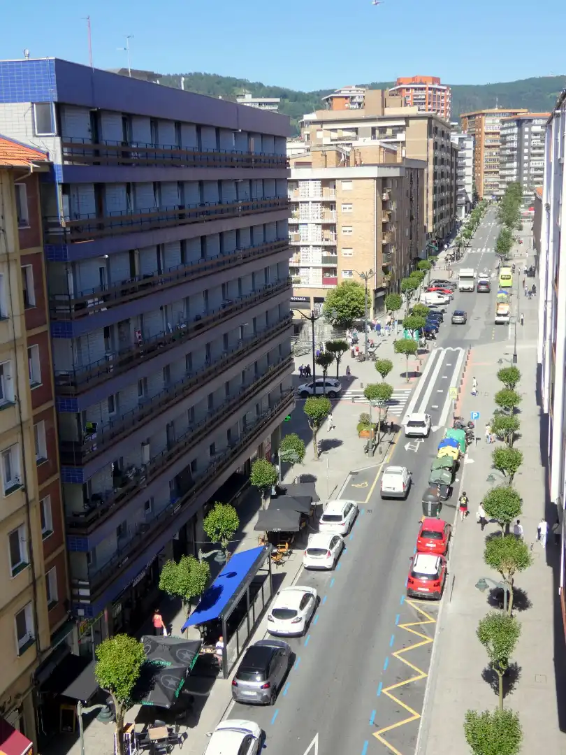 Vista exterior de Pis en venda en Bilbao  amb Calefacció, Parquet i Moblat