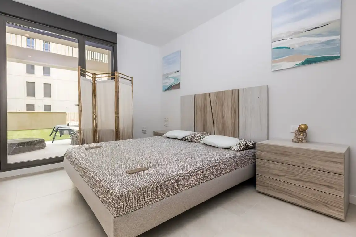 Habitación de Apartamento de alquiler en Dénia con Aire acondicionado, Jardín privado y Terraza