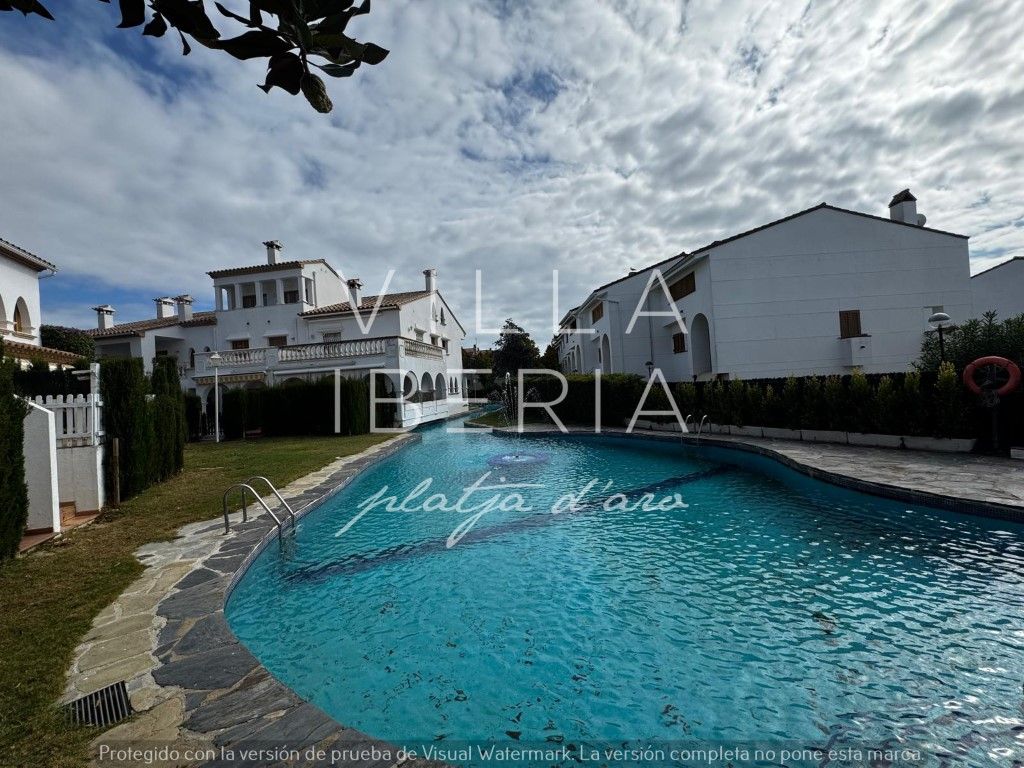 Vista exterior de Casa adosada en venda en Castell d'Aro, Platja d'Aro i s'Agaró amb Piscina comunitària