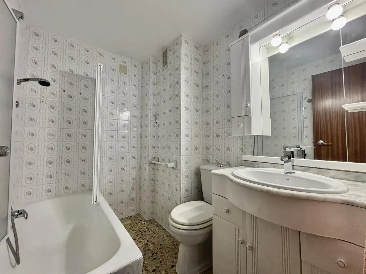 Bathroom of Flat for sale in Zaragoza  with Heating