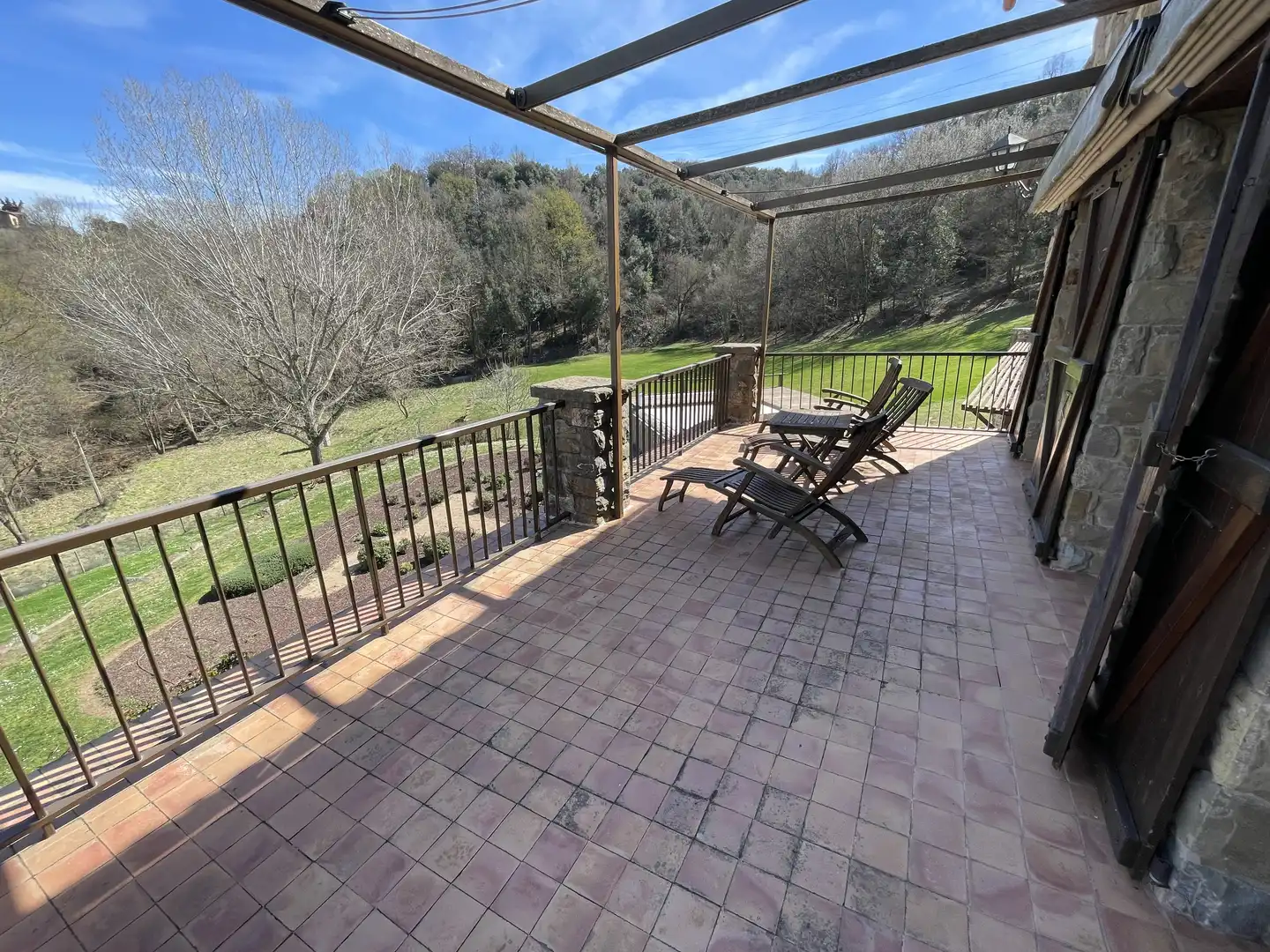 Casa rústica con terraza en venta en Sant Joan Les Fonts, imagen 3