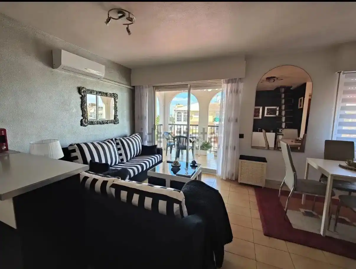 Sala d'estar de Pis en venda en Torrevieja amb Aire condicionat, Terrassa i Moblat