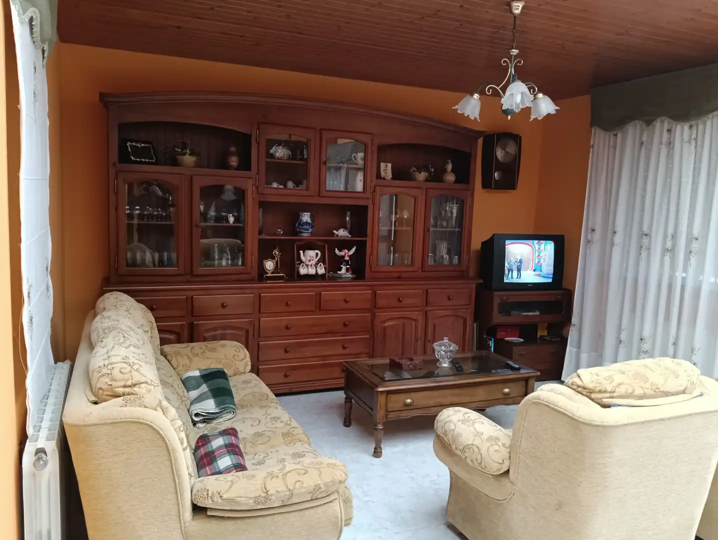 Sala de estar de Casa adosada en venta en Curtis con Calefacción, Trastero y Amueblado
