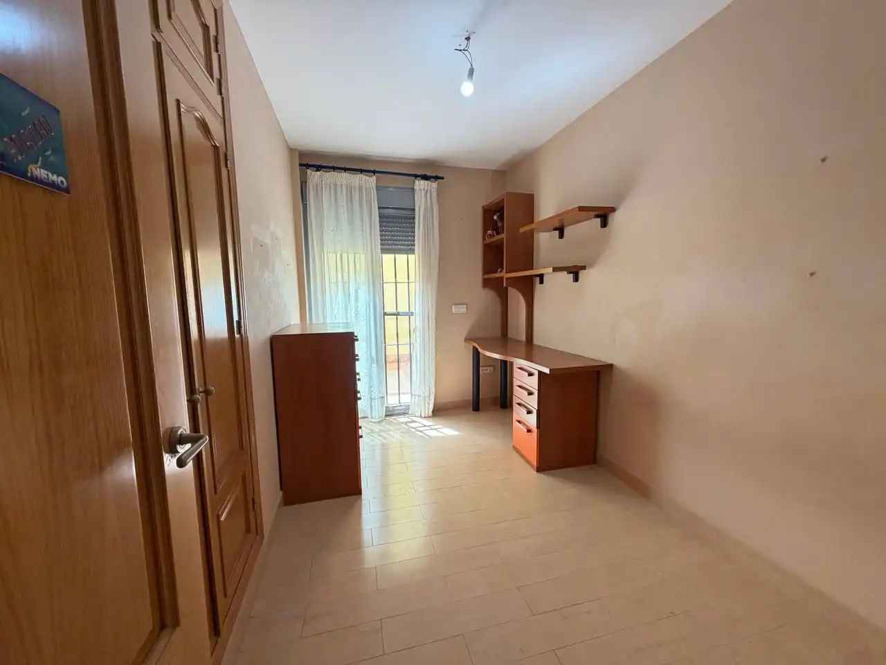 Habitación de Casa adosada en venta en Bormujos con Alarma