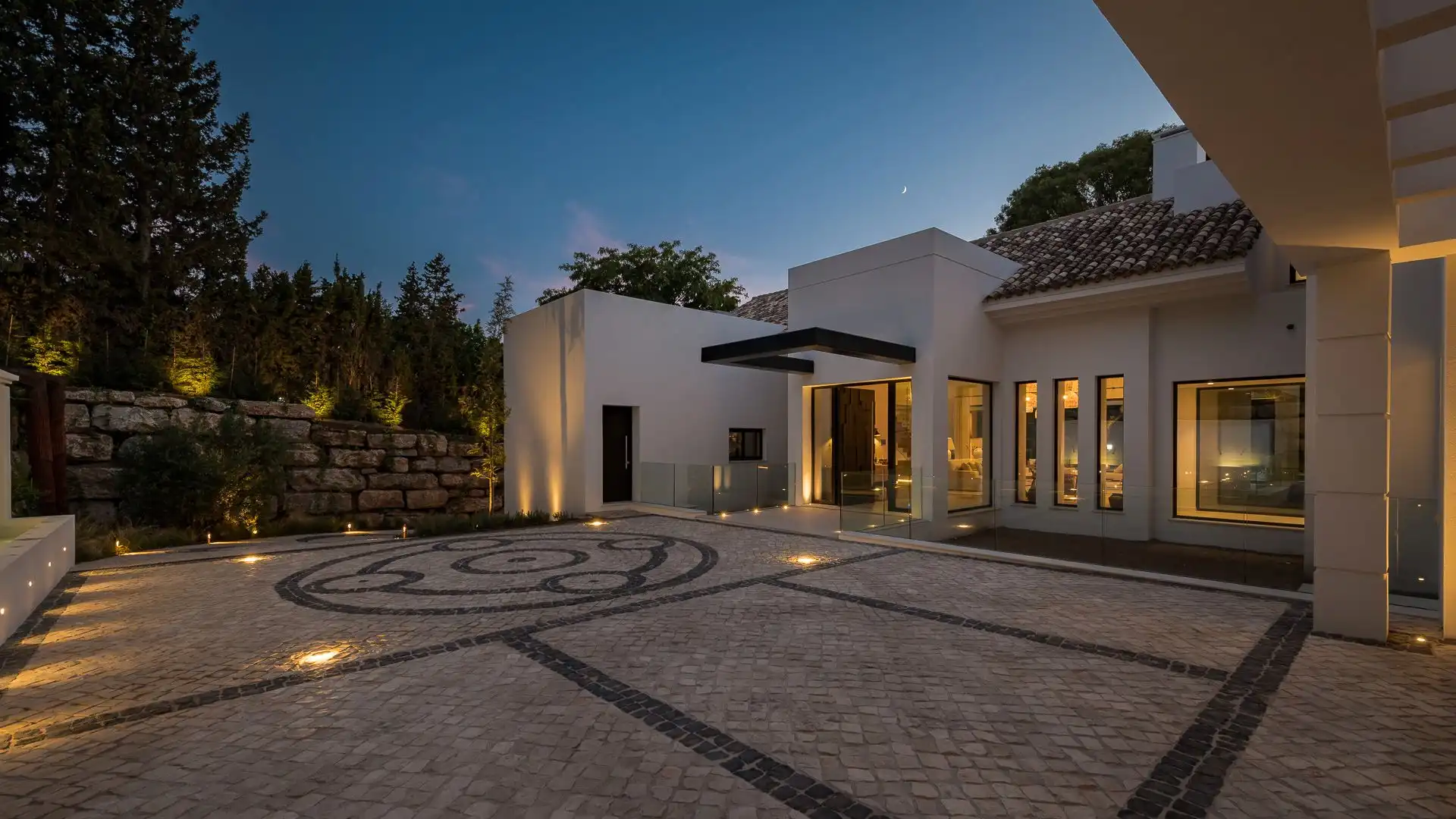 Vista exterior de Casa o xalet en venda en Estepona amb Aire condicionat, Terrassa i Piscina