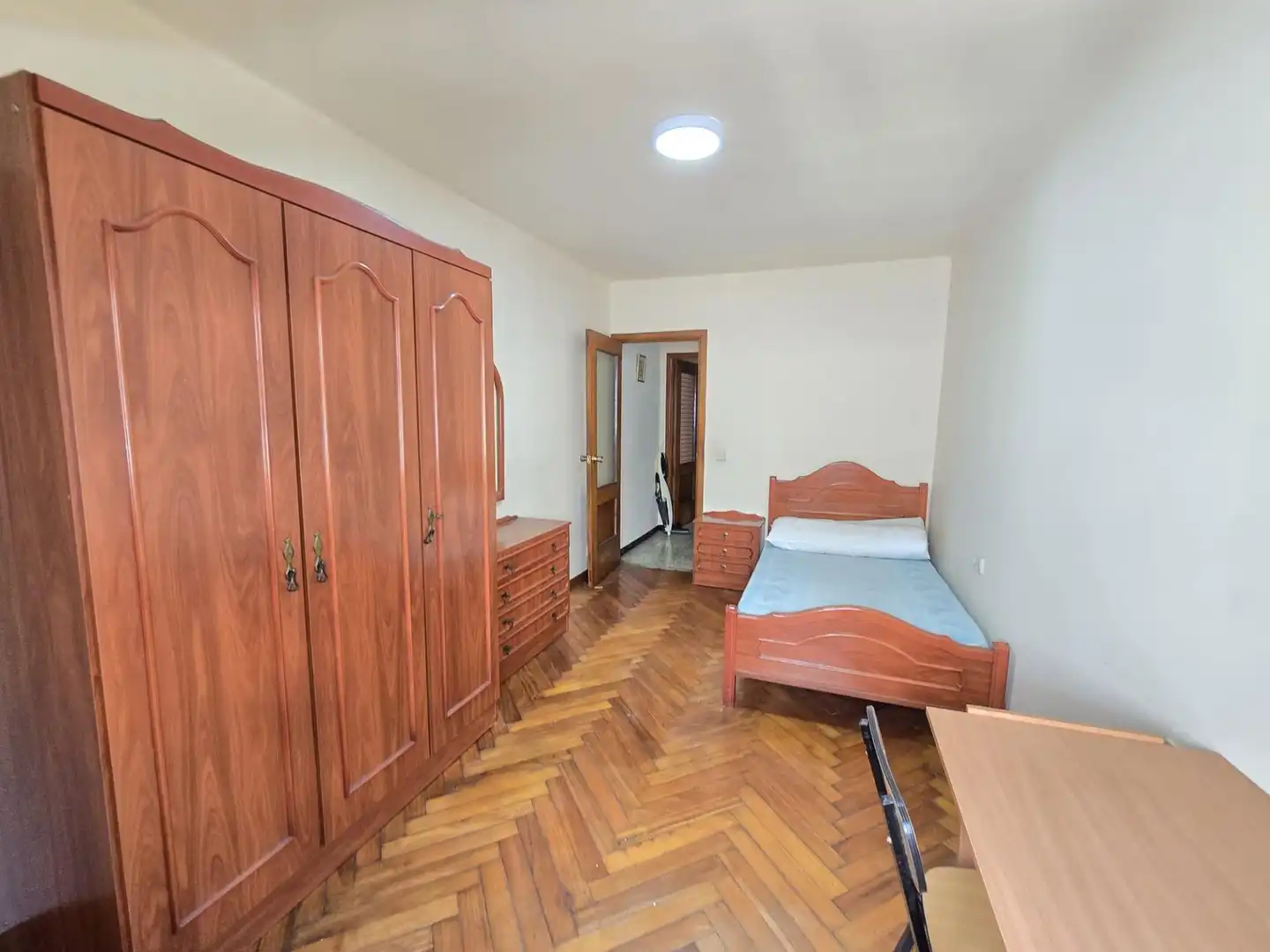 Dormitori de Pis de lloguer en Vigo  amb Parquet i Moblat