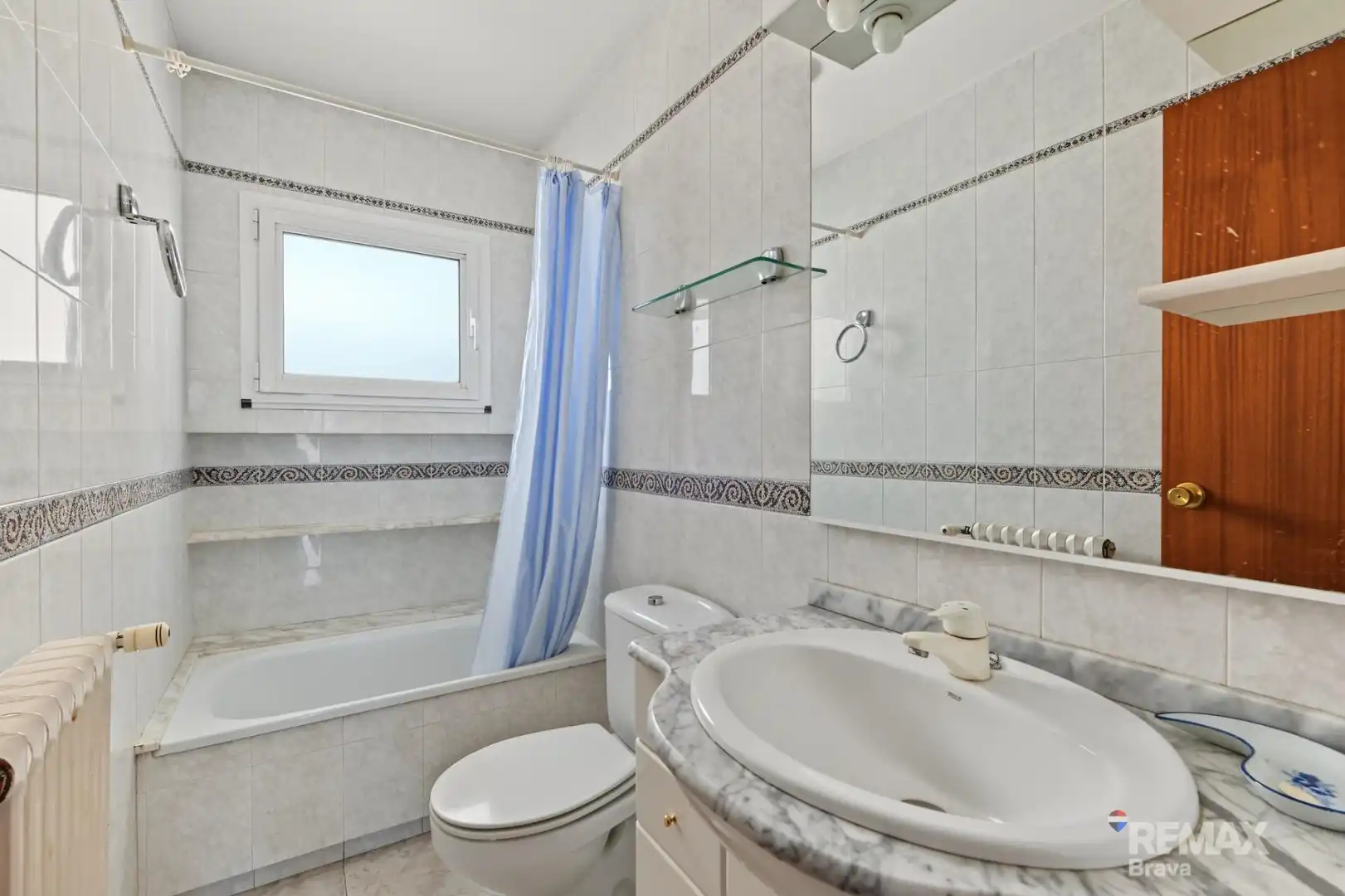 Badezimmer von Fabrikhallen zum Verkauf in Domeny