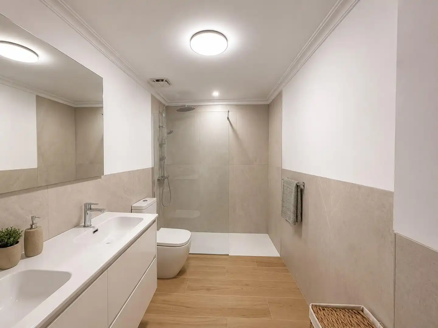 Baño de Piso en venta en Málaga con Jardín privado y Trastero