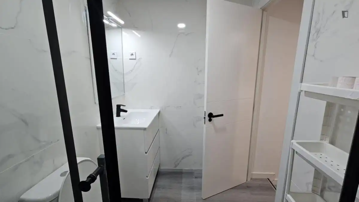 Baño de Estudio de alquiler en Madrid con Aire acondicionado, Calefacción y Amueblado