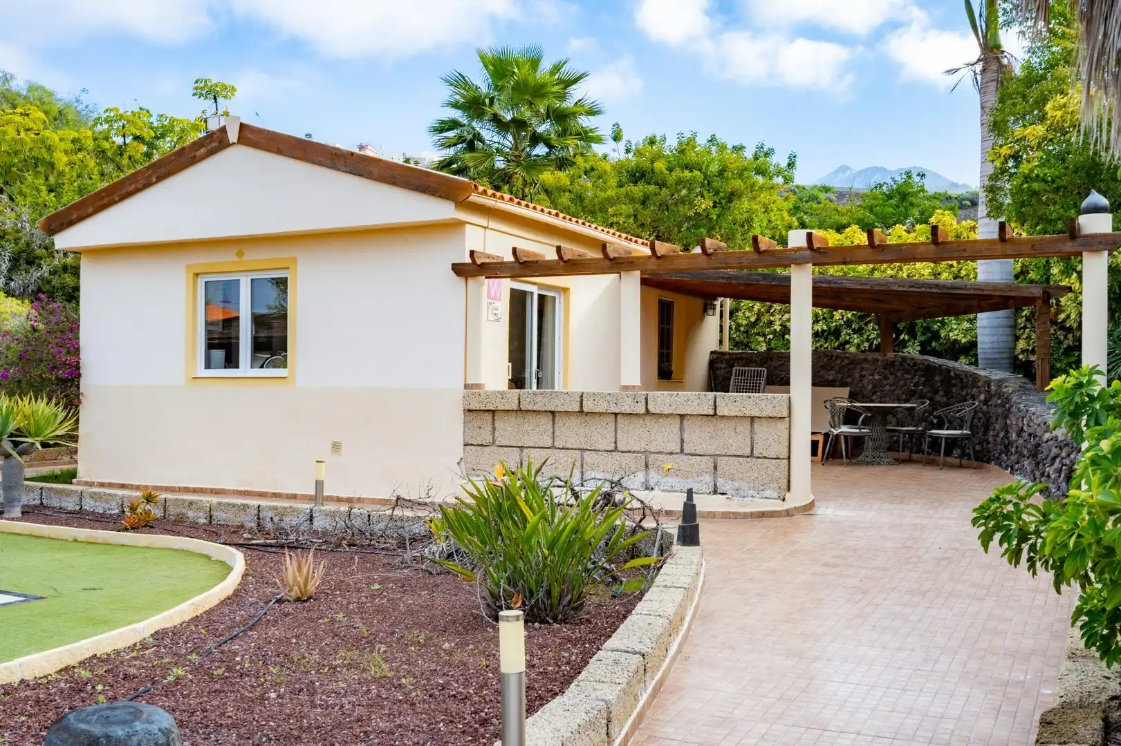 Vista exterior de Casa o xalet en venda en Guía de Isora amb Calefacció, Jardí privat i Moblat