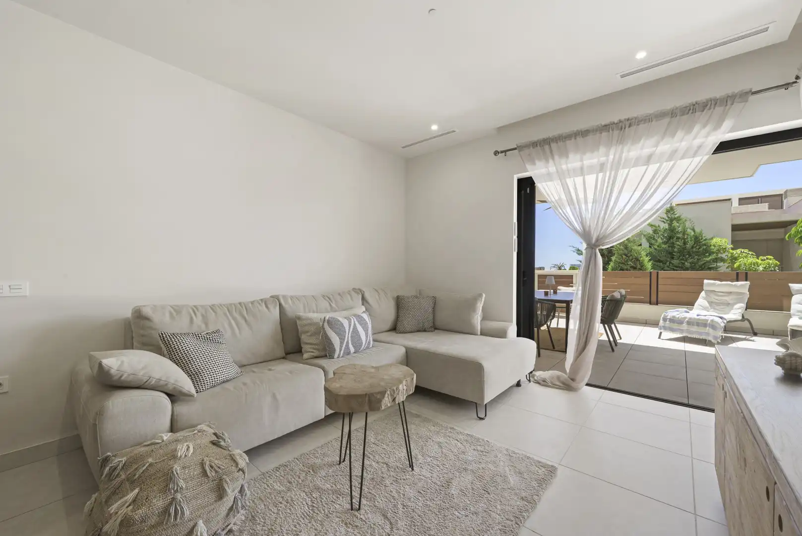 Sala d'estar de Planta baixa en venda en Mijas amb Aire condicionat, Terrassa i Piscina