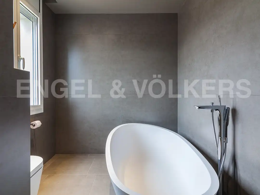 Badezimmer von Dachboden zum Verkauf in Barcelona mit Klimaanlage, Heizung und Terrasse