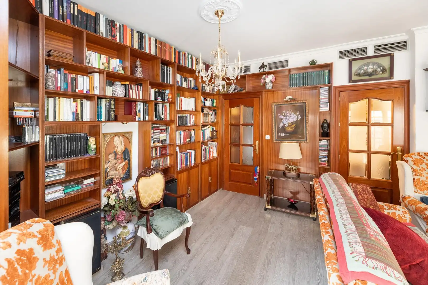 Living room of Flat for sale in Granada  with Air Conditioner, Heating and Parquet flooring