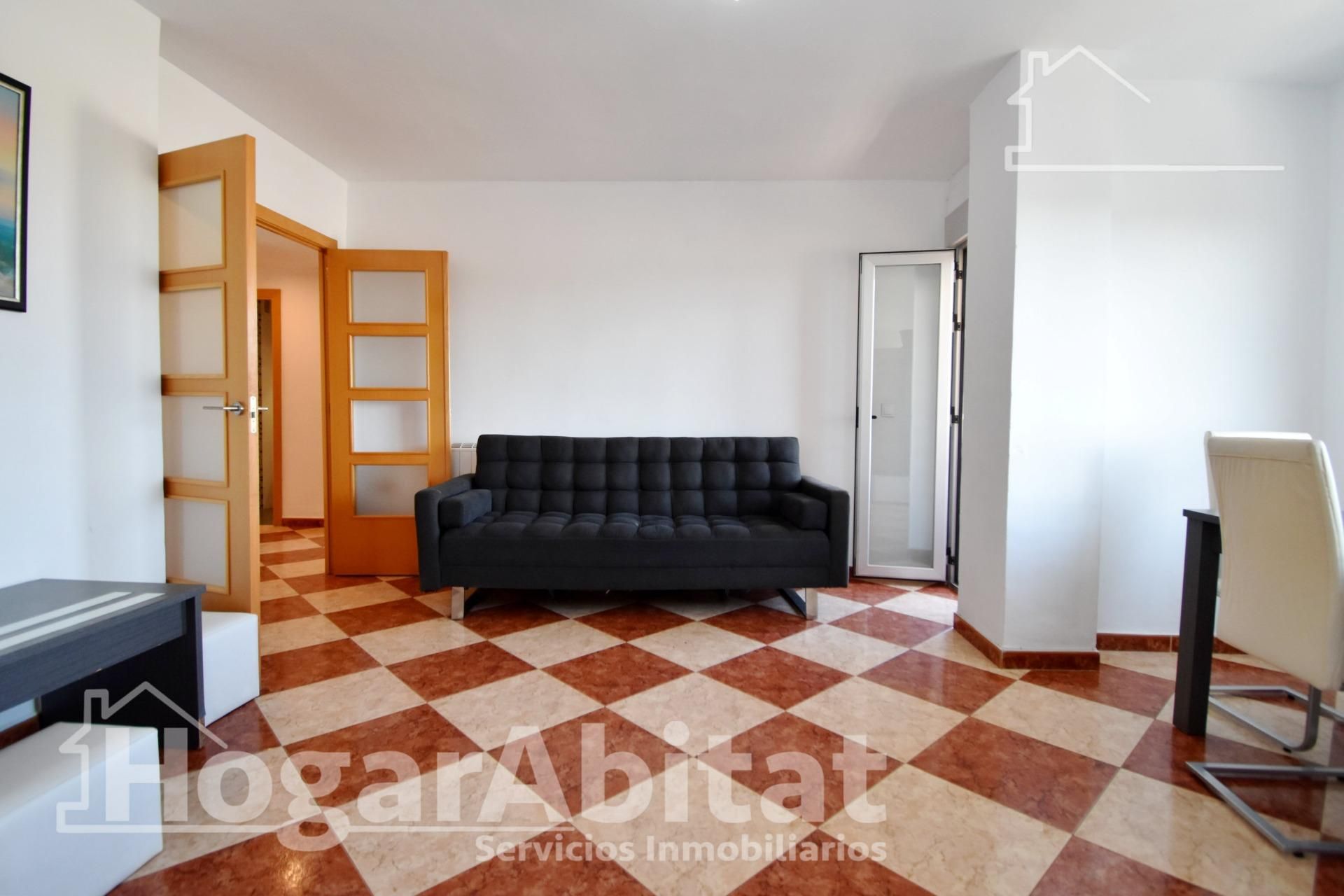 Sala d'estar de Pis en venda en Oliva amb Terrassa i Balcó