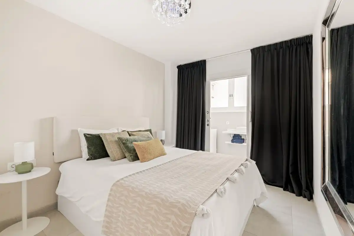 Habitación de Apartamento en venta en Torremolinos con Aire acondicionado, Amueblado y Piscina comunitaria