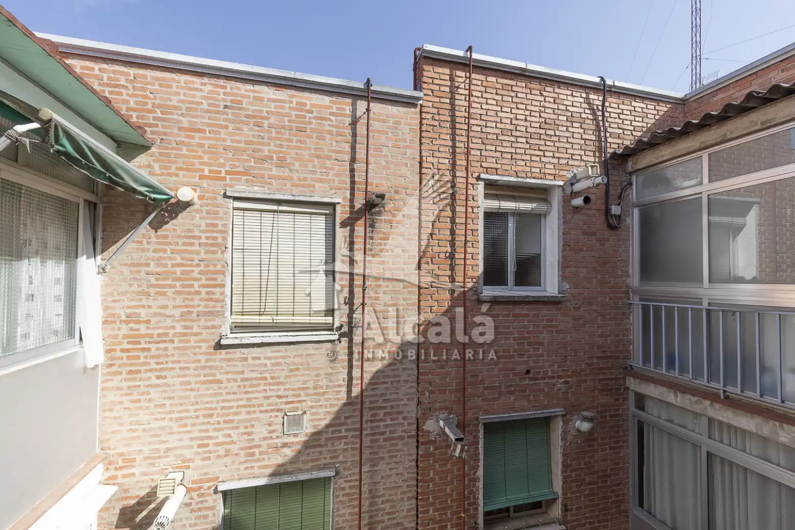 Vista exterior de Piso en venta en Alcalá de Henares