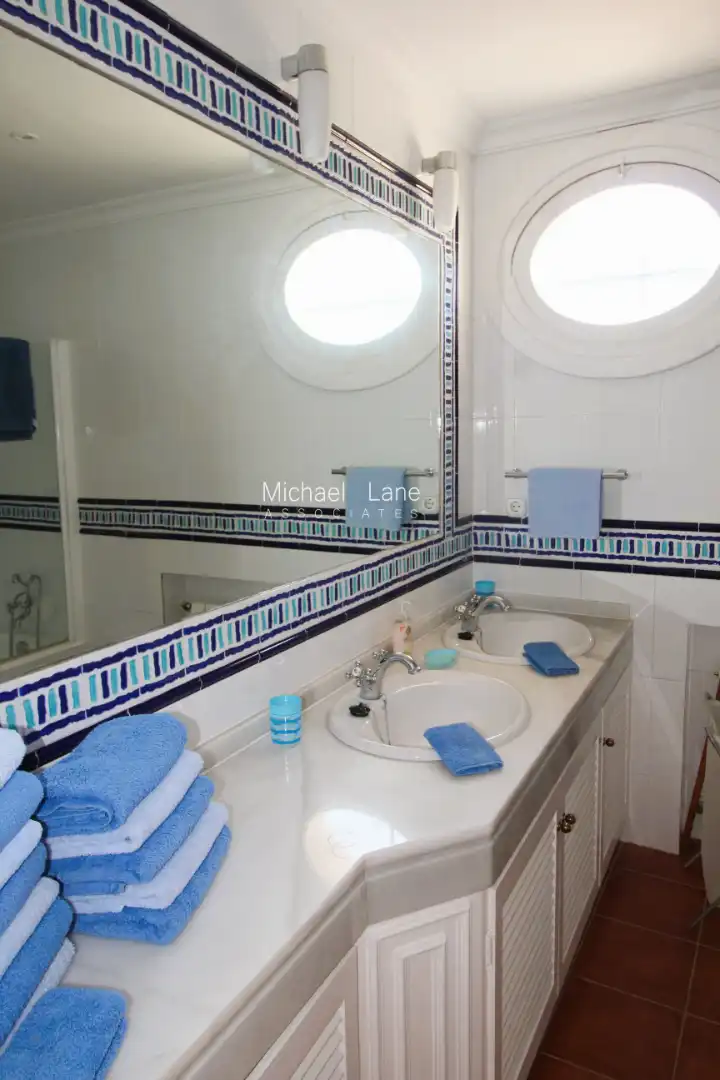 Bathroom of Houses for sale in Sotogrande  with Air Conditioner, Heating and Private garden